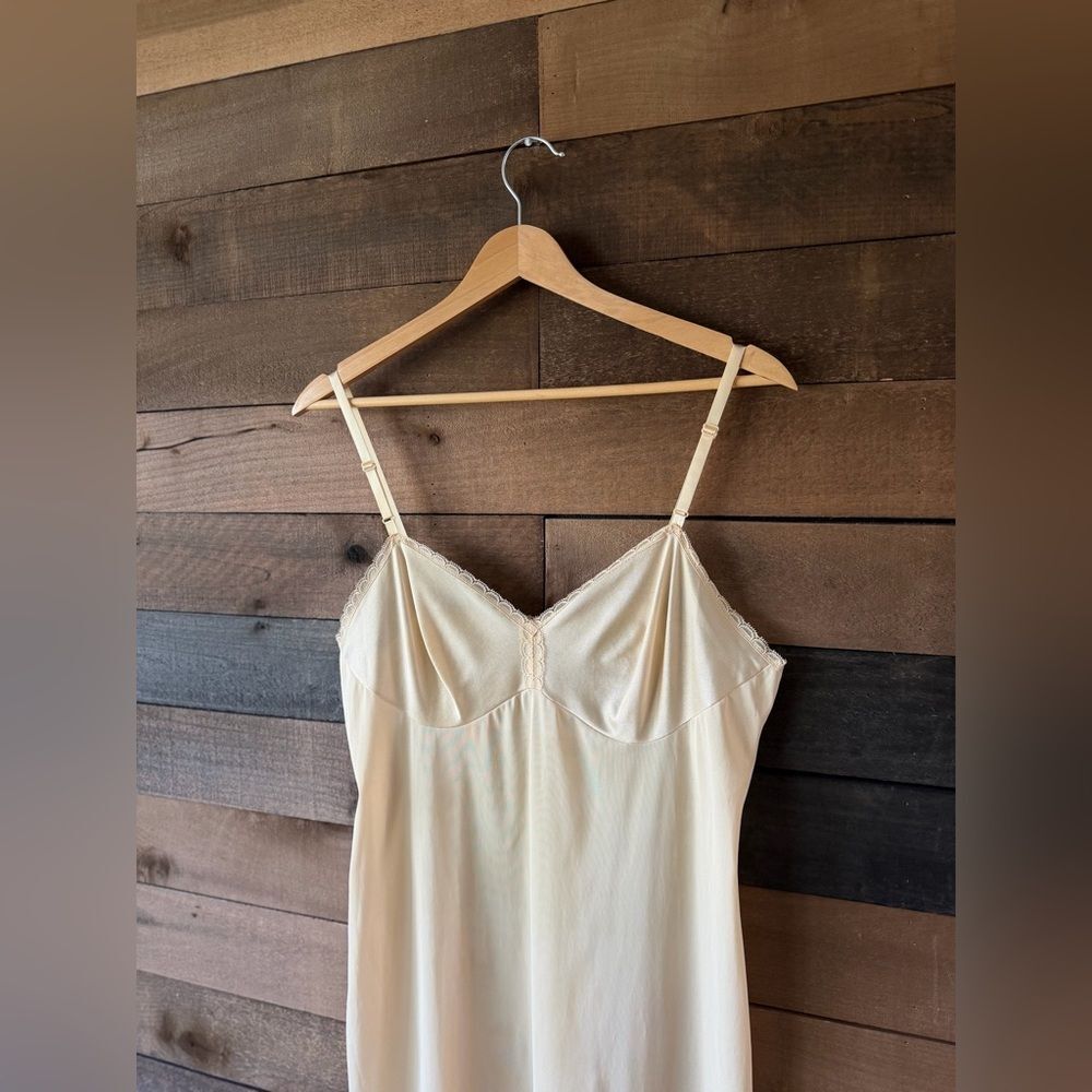 Vintage Vanity Fair Beige Lace Trim Nylon Slip Nightgown USA - Picture 5 of 12